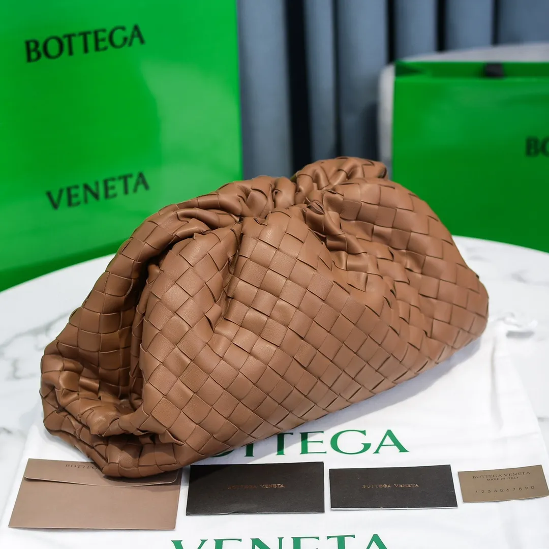 🔥🔥The counterattack of the popular Bottega Veneta started with this series of cloud bags, which went viral in the fashion circle and started a craze! Out of stock, out of stock, out of stock... One piece is hard to find, super hard to buy, regardless of age, season, or occasion. Very classy. Really, if you carry this on the road, it will turn heads! This is also the reason why this series is so expensive. Large size: 38*20*8.5cm [Big clouds and large grid weaving]